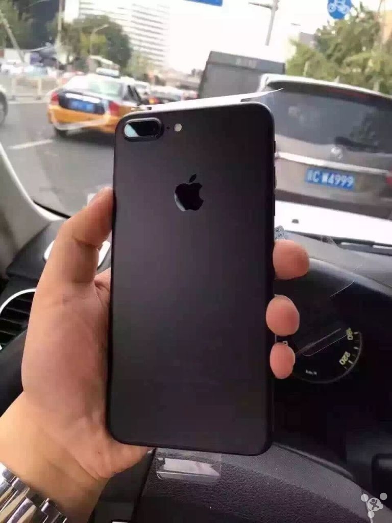 Early iPhone 7 Unboxing Photos, Jet Black Model Comes in Black Box [Photos]
