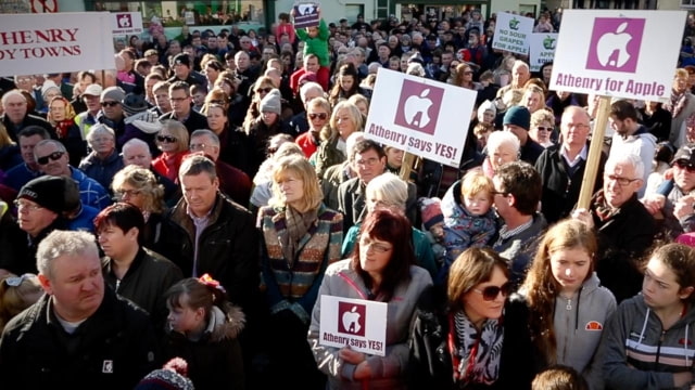 Thousands March in Support of Apple Data Center in Ireland