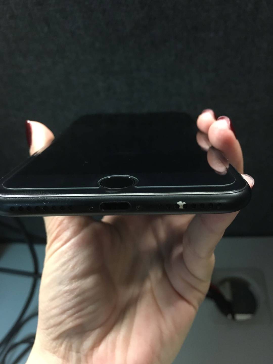 Matte Black iPhone 7 Owners Complain of Chipped Paint [Photos]