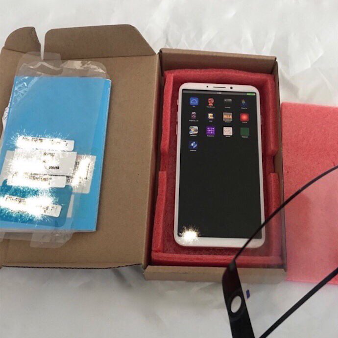 Alleged iPhone 8 Prototype With Larger Bezels Leaked [Photos]