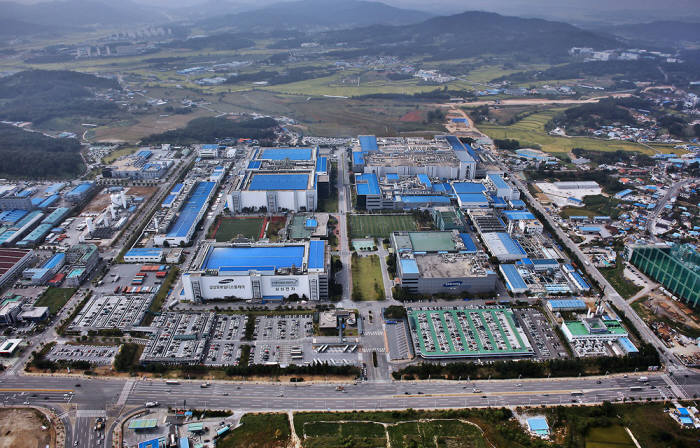 Samsung Plans to Build World's Largest OLED Plant