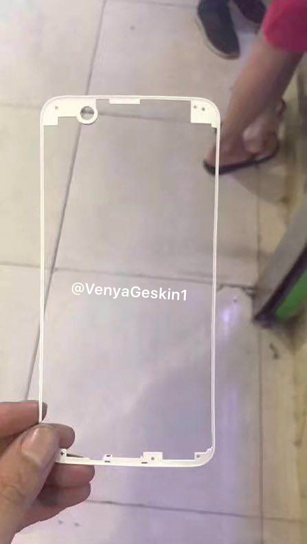 iPhone 8 Screen Bracket Frame Allegedly Leaked, No Home Button [Photo]