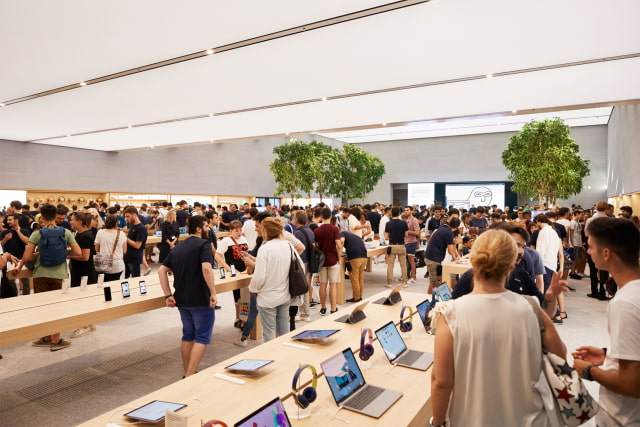 Photos From the Apple Piazza Liberty Store Grand Opening