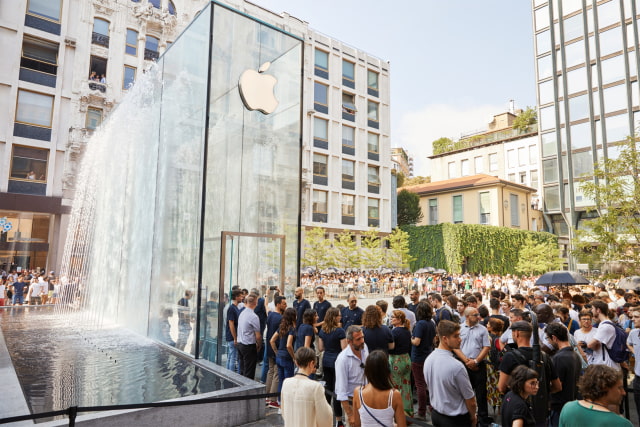 Photos From the Apple Piazza Liberty Store Grand Opening