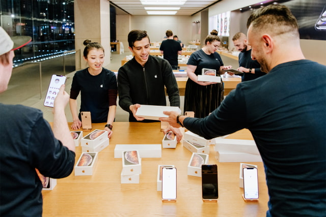 Apple Shares iPhone XS, iPhone XS Max and Apple Watch Series 4 Launch Day Photos