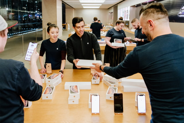Apple Shares iPhone XS, iPhone XS Max and Apple Watch Series 4 Launch Day Photos Apple Shares iPhone XS, iPhone XS Max and Apple Watch Series 4 Launch Day Photos