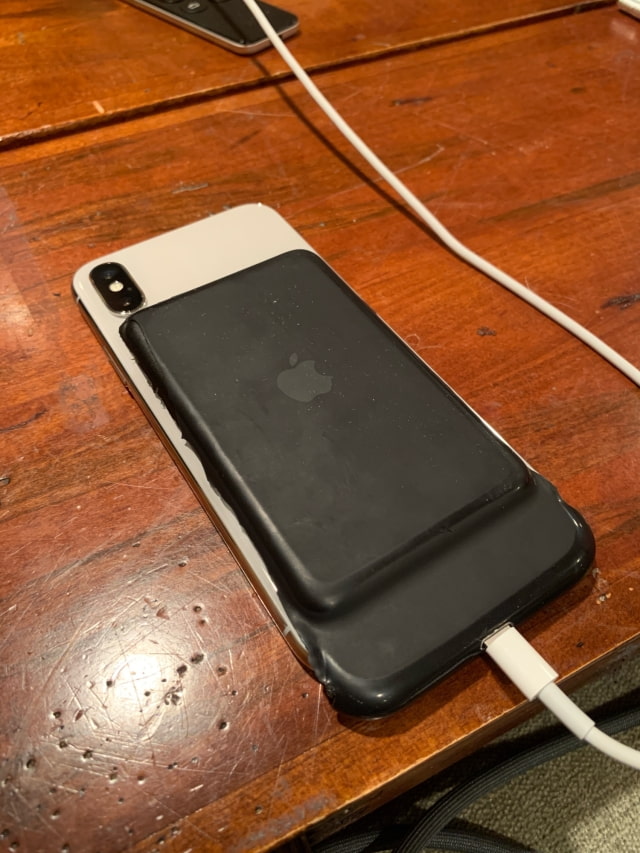 The iPhone X Has Support for an Apple Smart Battery Case [Images]