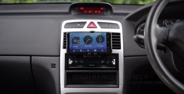 Pioneer SPH-10BT In-Dash Receiver Uses Your Smartphone as Its Display