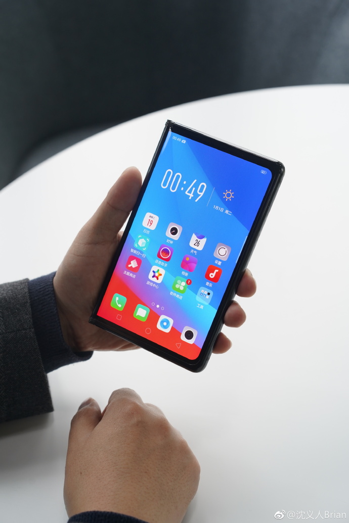 Oppo Shows Off Foldable Smartphone [Images]