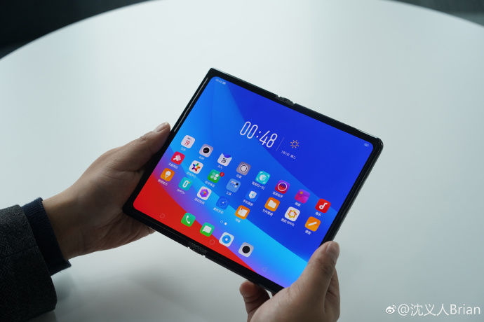 Oppo Shows Off Foldable Smartphone [Images]