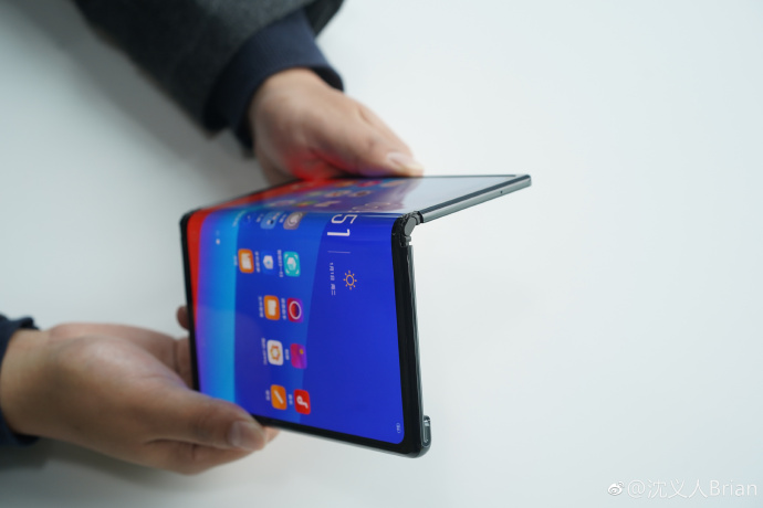Oppo Shows Off Foldable Smartphone [Images]