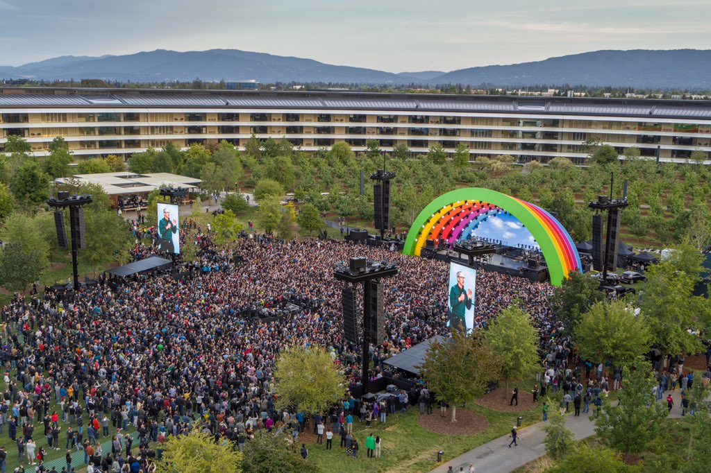 Apple Celebrates Steve Jobs and Opening of Apple Park With Lady Gaga Concert [Photos]