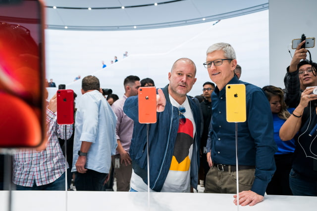 Tim Cook Says WSJ Report on Departure of Jony Ive is &#039;Absurd&#039;