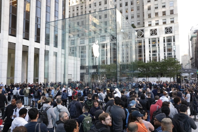 Tim Cook Shares Photos From iPhone 11 Launch at Flagship Fifth Ave Store