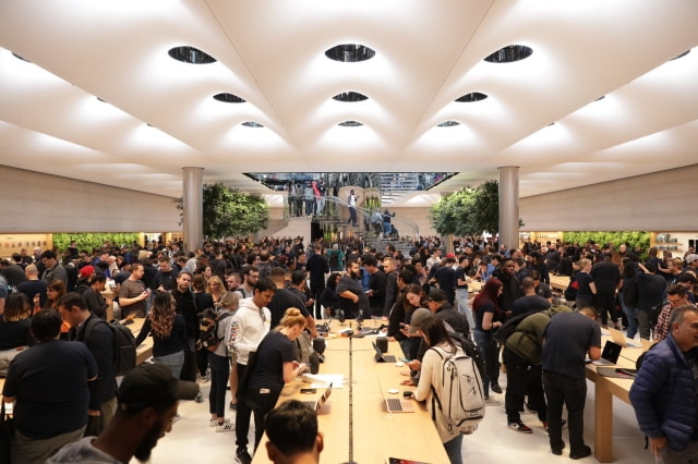 Tim Cook Shares Photos From iPhone 11 Launch at Flagship Fifth Ave Store