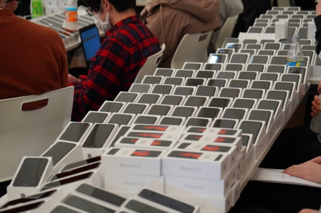 2,000 iPhones Provided to Passengers Aboard Coronavirus Cruise Ship [Images]