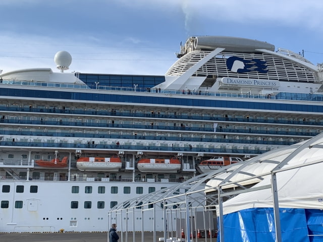 2,000 iPhones Provided to Passengers Aboard Coronavirus Cruise Ship [Images]