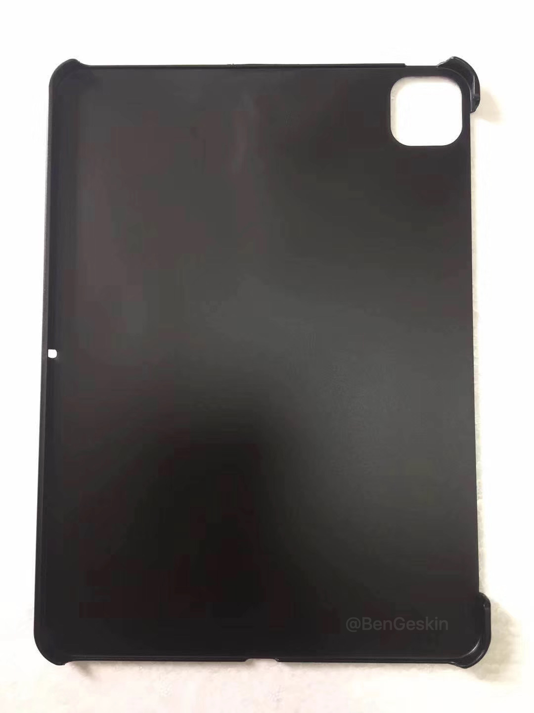 Alleged Case for New iPad Pro Features Square Camera Cutout [Images]