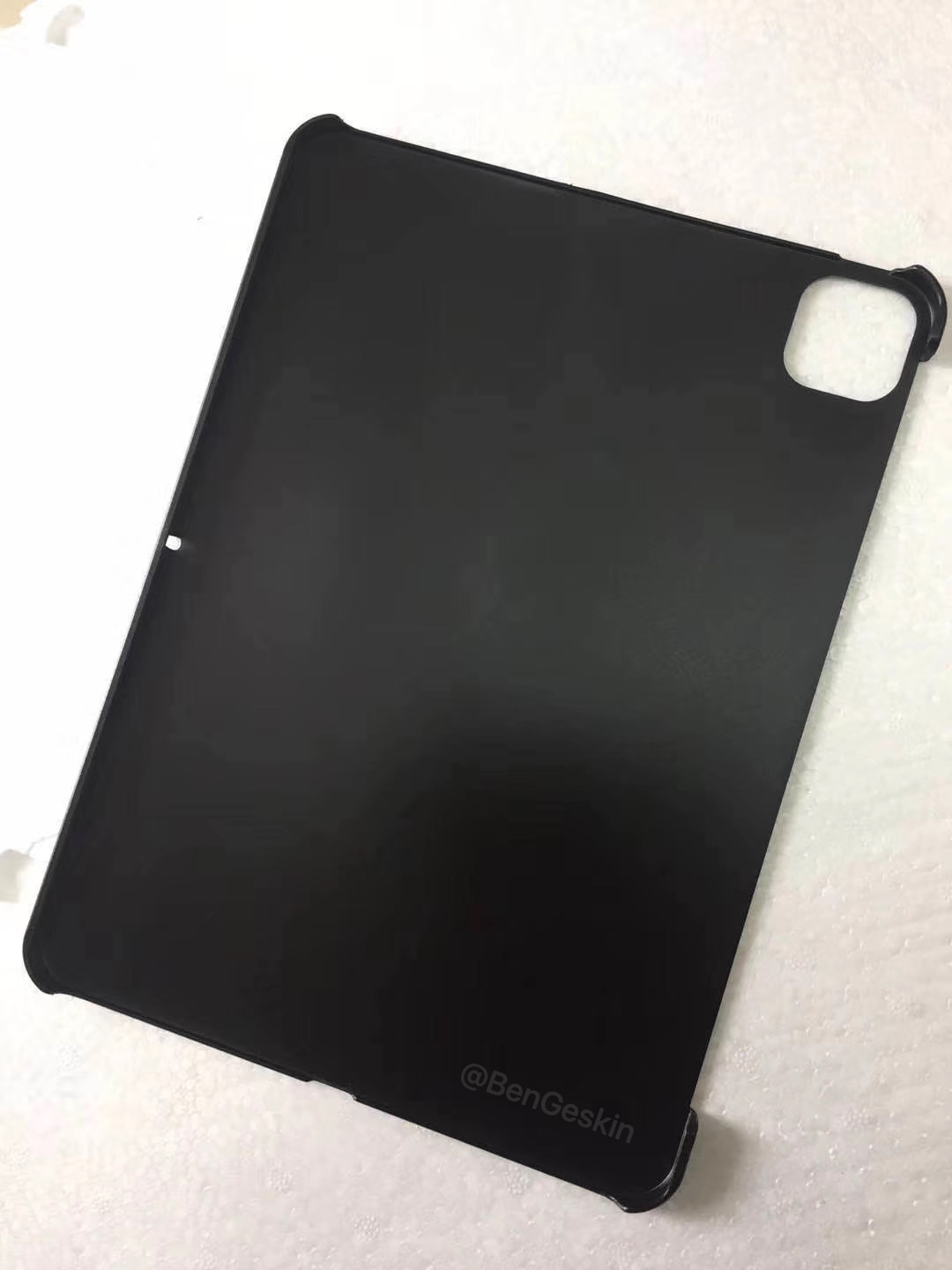Alleged Case for New iPad Pro Features Square Camera Cutout [Images]