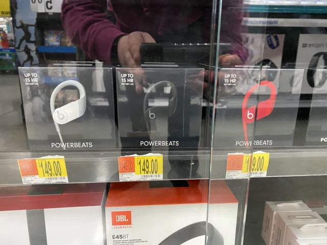 Unannounced Apple Powerbeats4 Wireless Earphones Spotted on Walmart Shelves [Image]
