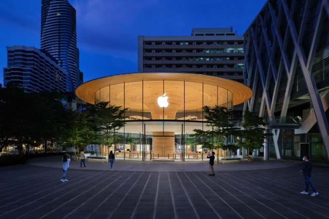 Apple Unveils Its First-Ever All-Glass Design Retail Store [Photos]