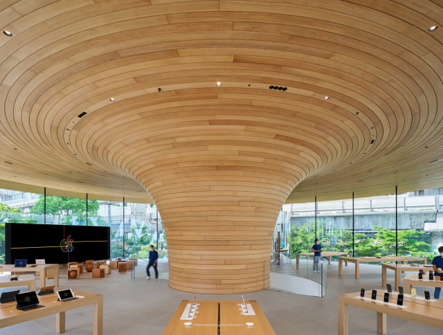 Apple Unveils Its First-Ever All-Glass Design Retail Store [Photos]