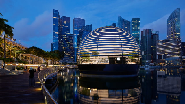 Apple&#039;s Newest Retail Store Sits on the Waters of Marina Bay in Singapore [Photos]