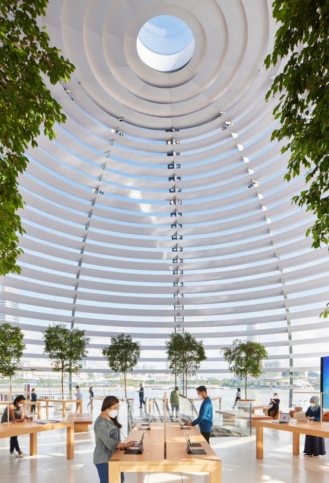 Apple&#039;s Newest Retail Store Sits on the Waters of Marina Bay in Singapore [Photos]