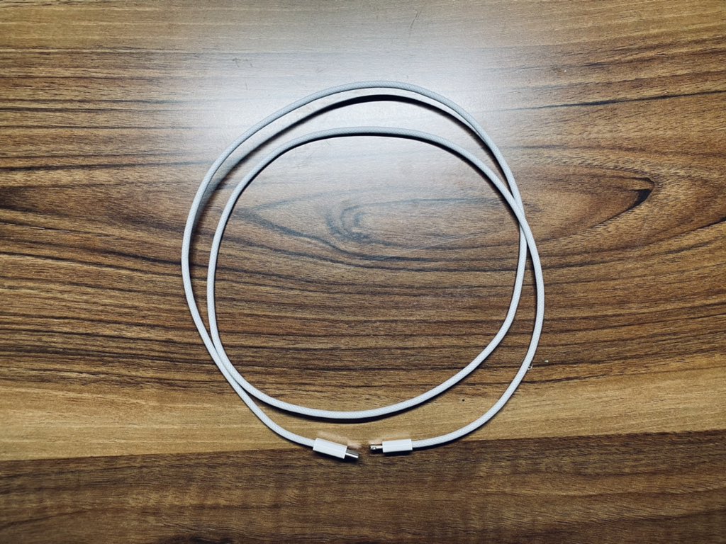 Leaked Photos of New Braided Lightning Cable for iPhone 12?