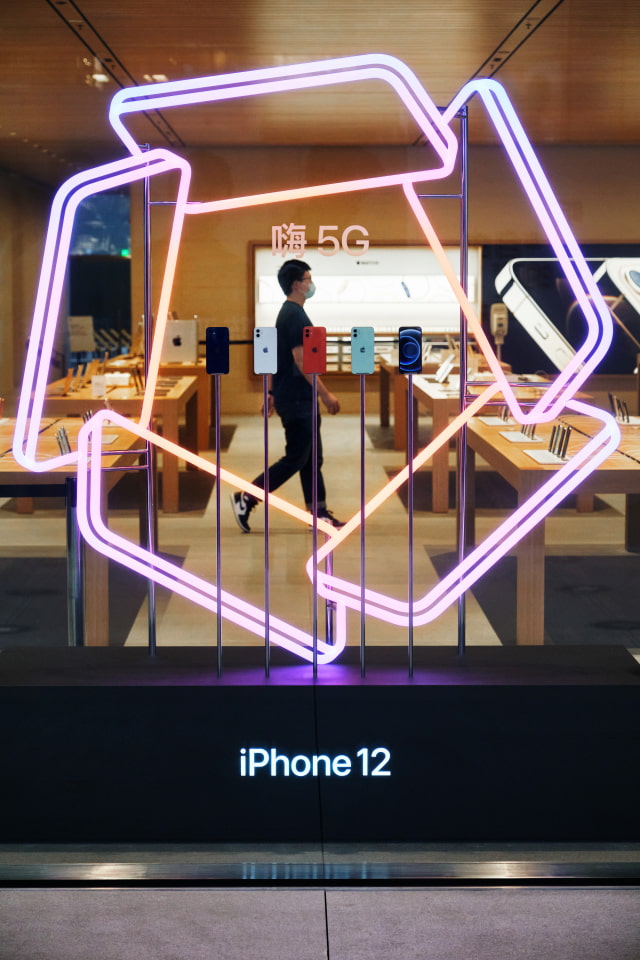 Apple Shares Photos From iPhone 12 Pro Max and iPhone 12 Mini Release Day