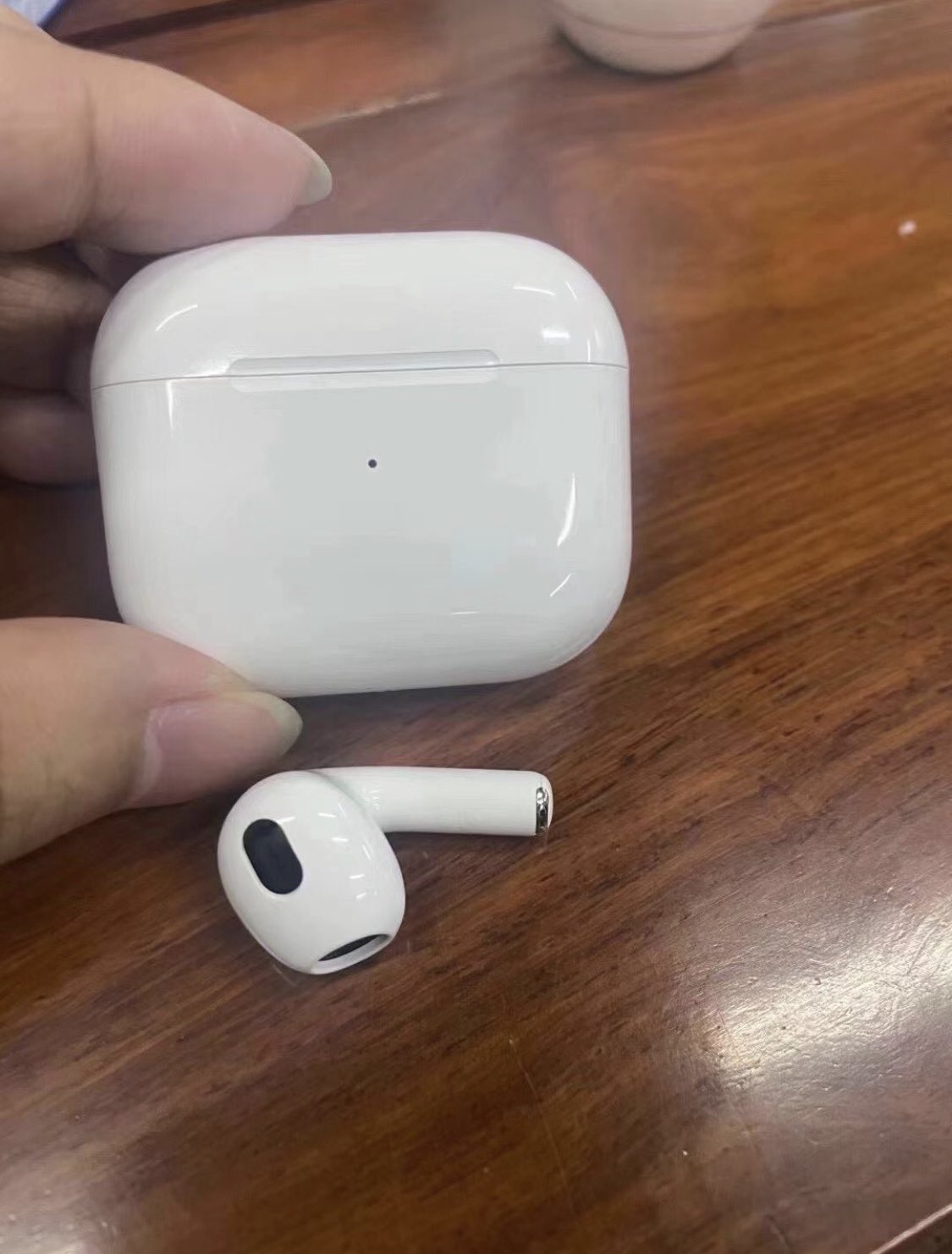 Leaked Photos of New Apple AirPods 3?