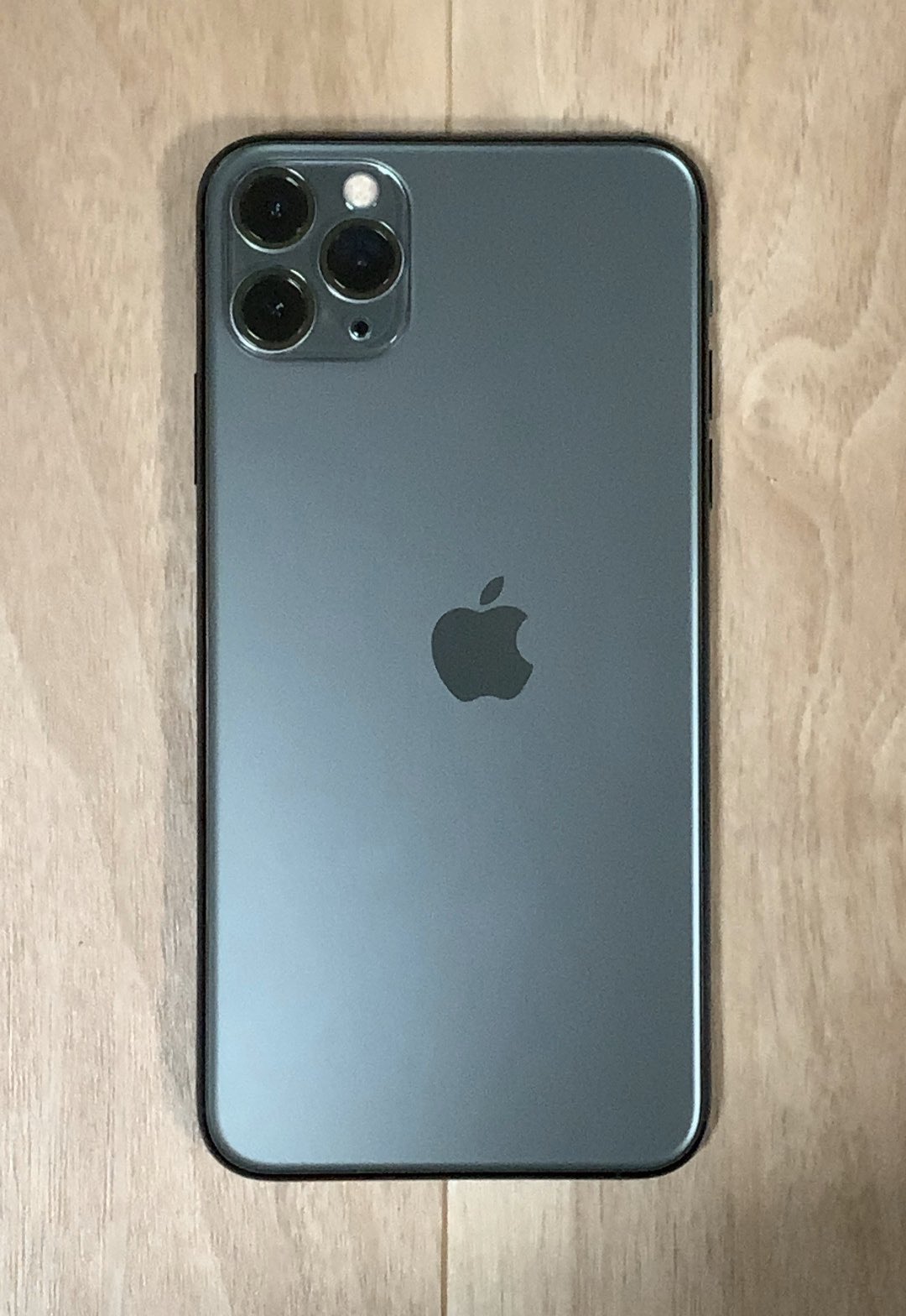 Check Out This &#039;Extremely Rare&#039; iPhone 11 Pro With a Misaligned Apple Logo [Photos]