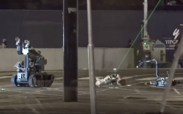 Amsterdam Police Ram Apple Store Gunman With Vehicle [Video]