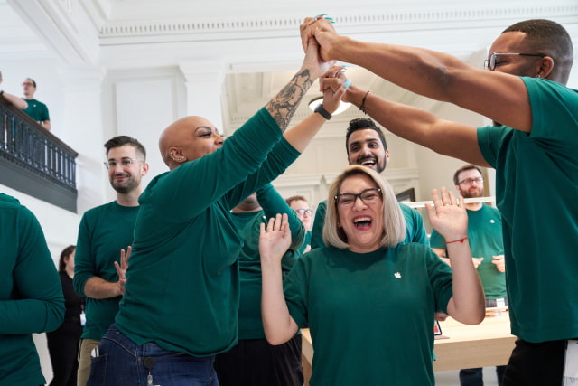 Apple Boosts Starting Pay for Hourly Workers to $22/Hour