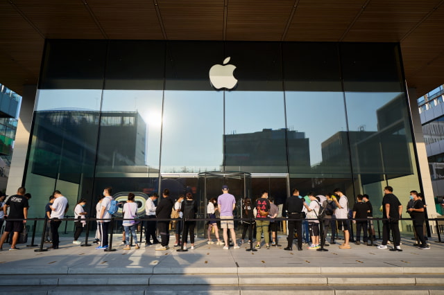 Apple Shares iPhone 14 Release Day Photos