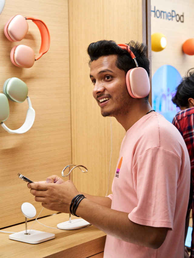 Apple Opens Second Retail Store in India [Images]