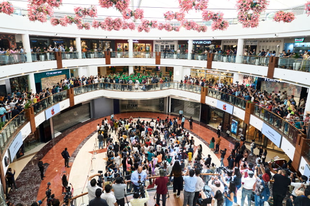 Apple Opens Second Retail Store in India [Images]