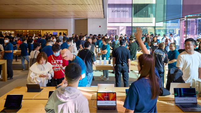 Apple Shares iPhone 15 Release Day Photos