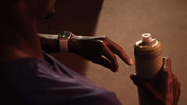 Apple Adds Double Tap Support for Apple Watch in watchOS 10.1 Beta 2 - Vimarsana News
