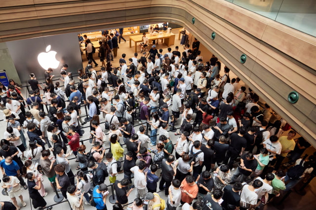Apple Shares Photos From iPhone 17 Launch Day at Stores Worldwide [Gallery]