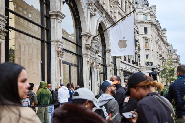 Apple Shares Photos From iPhone 17 Launch Day at Stores Worldwide [Gallery]