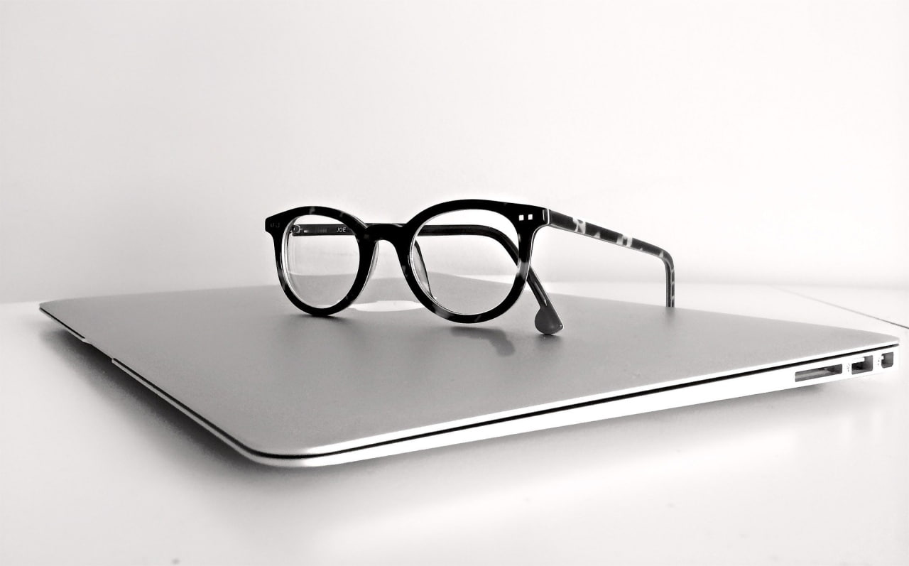 Apple откладывает разработку более дешевой версии Vision Pro ради создания умных очков [Отчет]