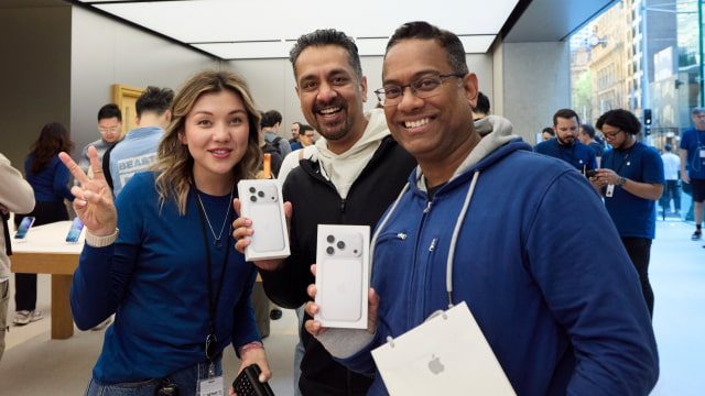 Tim Cook Says Apple&#039;s Holiday Quarter Will Be Its &#039;Best Ever&#039; as iPhone 17 Demand Surges