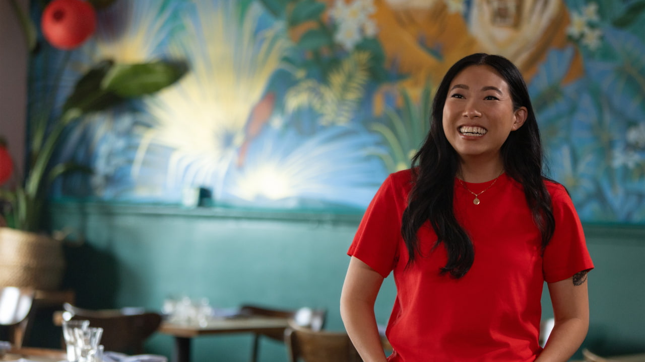 Apple TV анонсирует кулинарное шоу «Невероятный повар с Аквафиной» (The Unlikely Cook with Awkwafina)