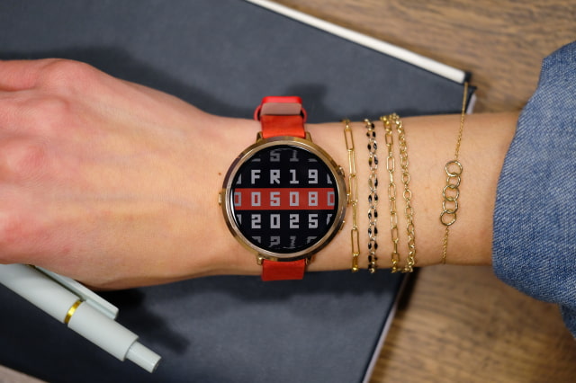 Pebble Revives Circular Smartwatch With New Bezel-Free Pebble Round 2 [Video]
